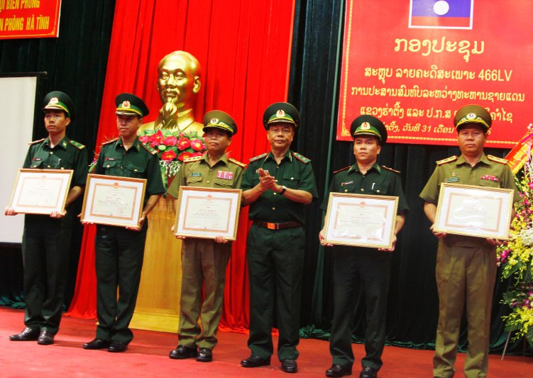 Tư lệnh BĐBP Việt Nam, Trung tướng Võ Trọng Việt trao thưởng cho các cá nhân trong Ban chuyên án.