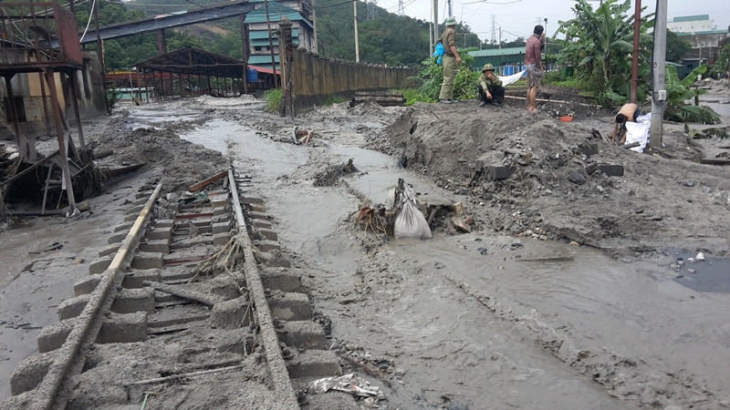 Công ty Than Mông Dương tan hoang sau mưa lũ.