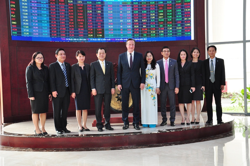 Thủ tướng Anh David Cameron chụp ảnh lưu niệm với cán bộ HOSE.