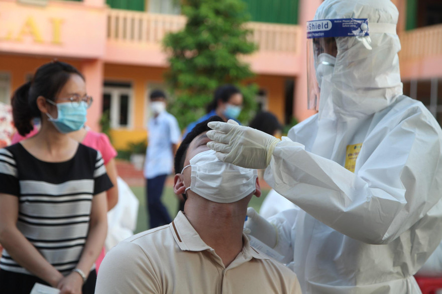 Nhân viên y tế lấy mẫu xét nghiệm cho người dân tỉnh Bắc Giang