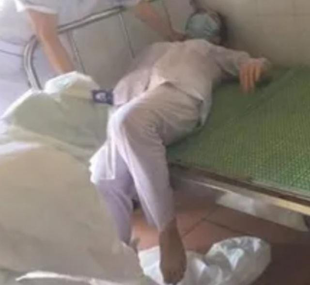 Cán bộ y tế ở huyện Thuận Thành ngất xỉu vì kiệt sức do căng mình chống dịch cả ngày lẫn đêm