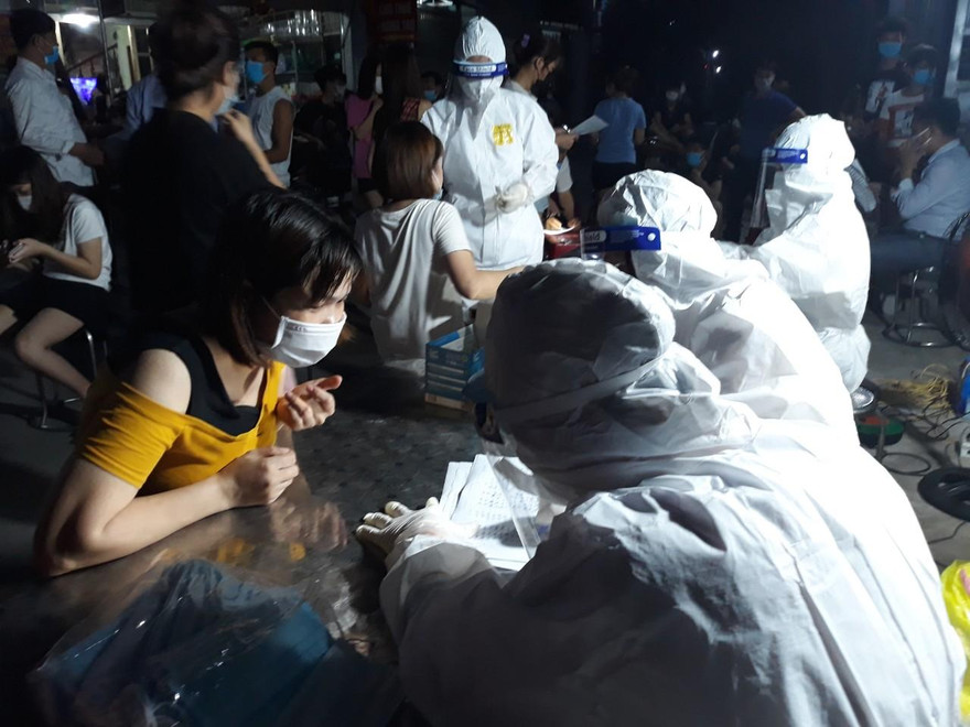 Cơ quan chức năng tỉnh Bắc Giang lấy mẫu xét nghiệm cho công nhân và người dân liên quan ổ dịch Khu công nghiệp Vân Trung