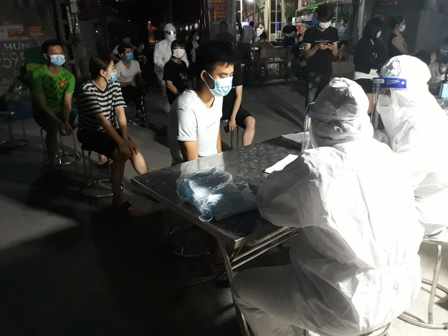 Cơ quan chức năng tỉnh Bắc Giang lấy mẫu xét nghiệm cho công nhân