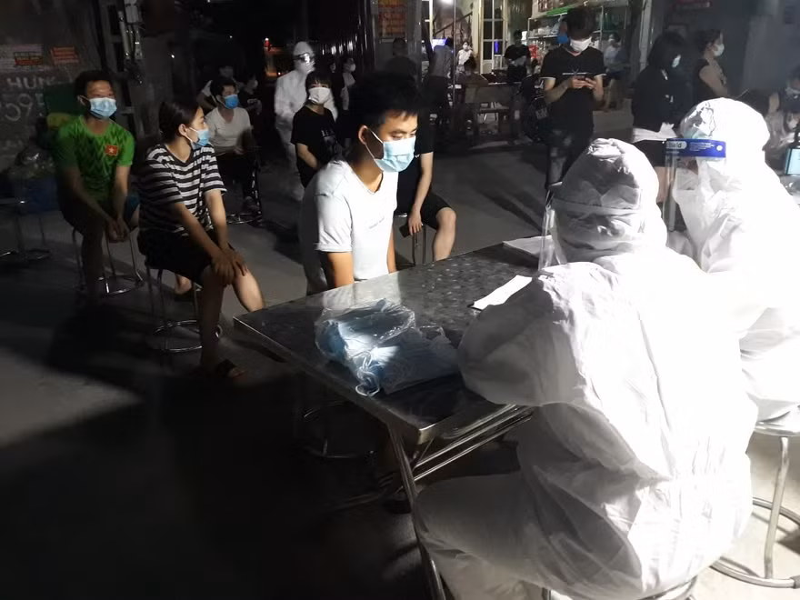 Cơ quan chức năng tỉnh Bắc Giang lấy mẫu xét nghiệm cho công nhân