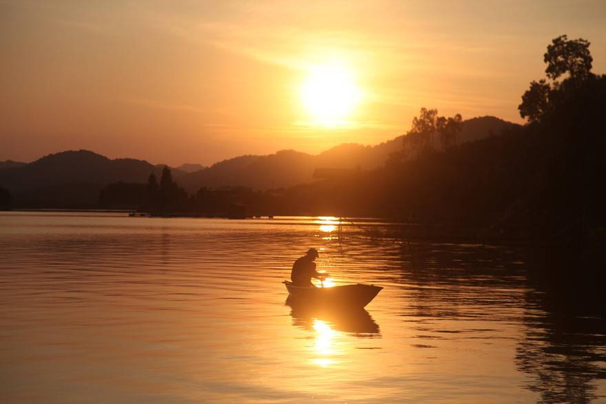 Trời chập choạng tối, những người đánh bắt cá đêm trên hồ Cấm Sơn lại bắt đầu công việc