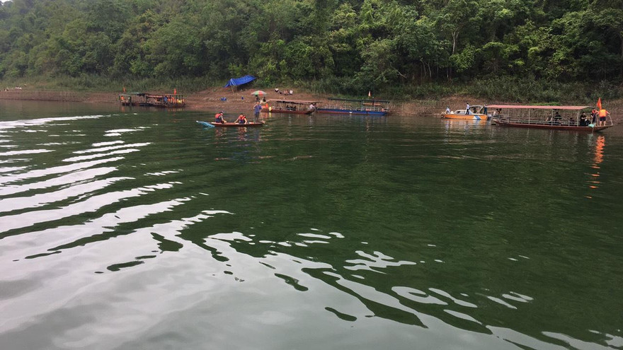 Cơ quan chức năng đang tìm kiếm anh S tại hồ Cấm Sơn