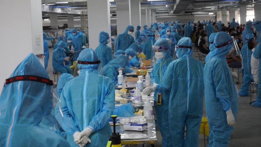 Nhân viên y tế lấy mẫu xét nghiệm cho công nhân ở Bắc Giang