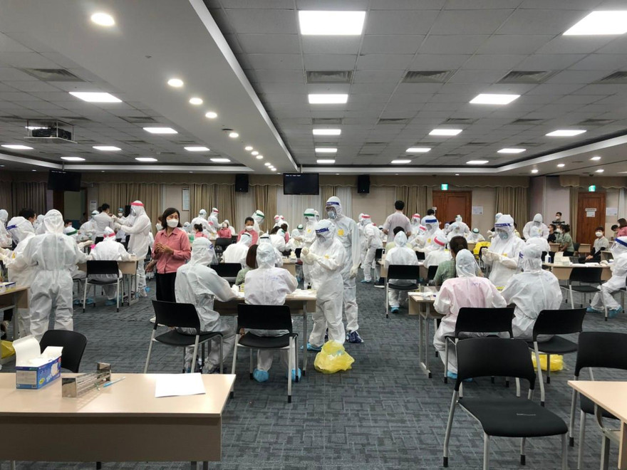 Cơ quan chức năng lấy mẫu xét nghiệm cho công nhân tỉnh Bắc Ninh