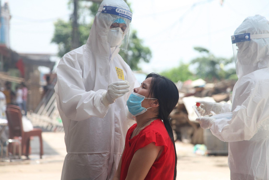 Cơ quan chức năng Bắc Giang lấy mẫu xét nghiệm cho người dân