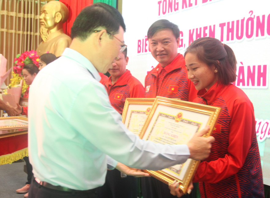 Chủ tịch UBND tỉnh Bắc Giang Lê Ánh Dương tặng khen thưởng vận động viên Nguyễn Thị Oanh