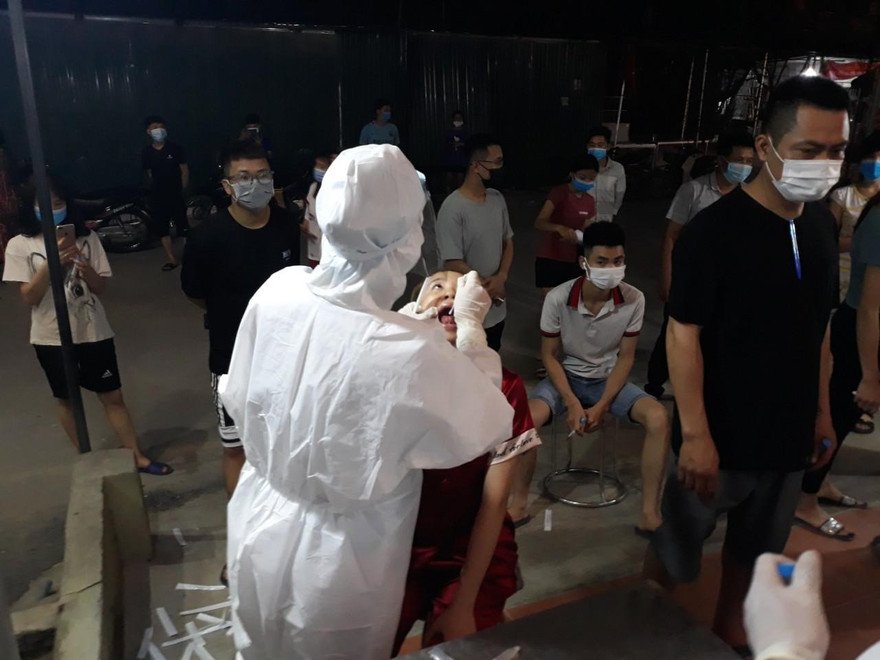 Cơ quan chức năng tỉnh Bắc Giang lấy mẫu xét nghiệm xuyên đêm cho người dân thôn My Điền