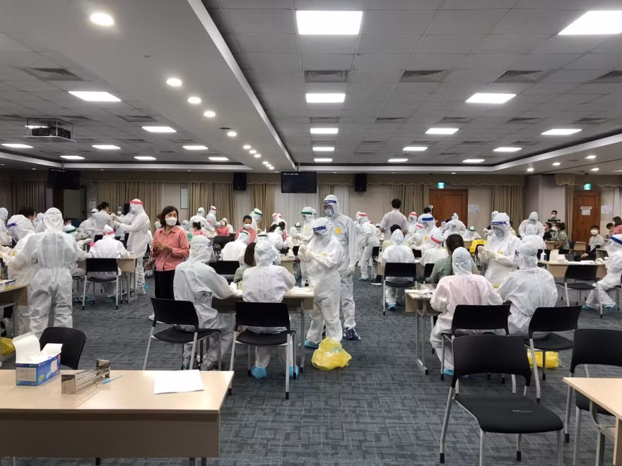 Cơ quan chức năng tỉnh Bắc Ninh lấy mẫu xét nghiệm cho công nhân