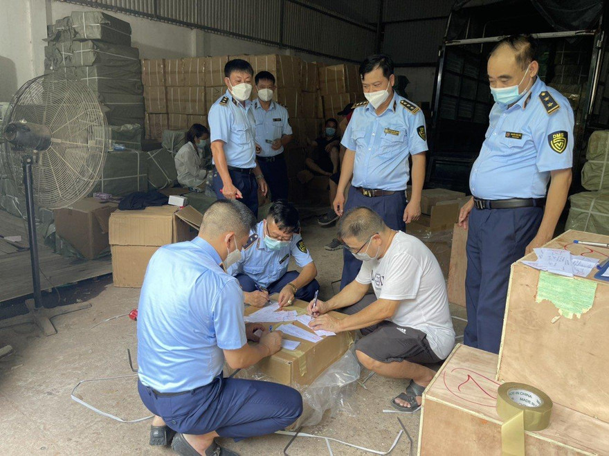 Kho hàng giả do người Trung Quốc làm chủ