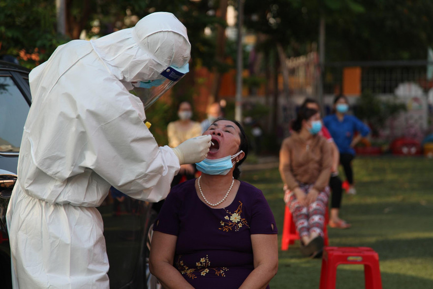 Cơ quan chức năng lấy mẫu xét nghiệm cho người dân tỉnh Bắc Giang