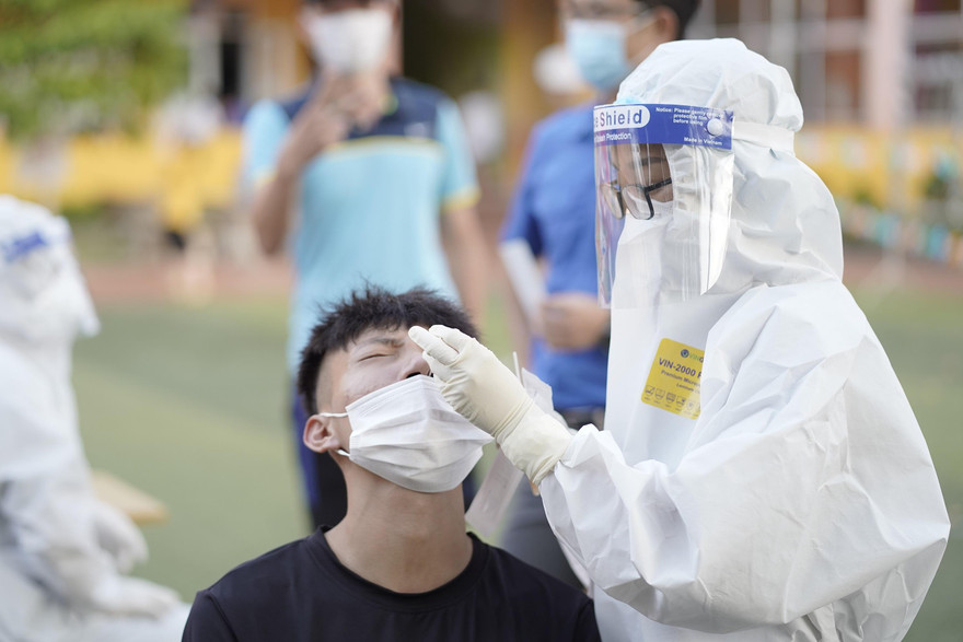 Cơ quan chức năng lấy mẫu xét nghiệm cho người dân tỉnh Bắc Giang