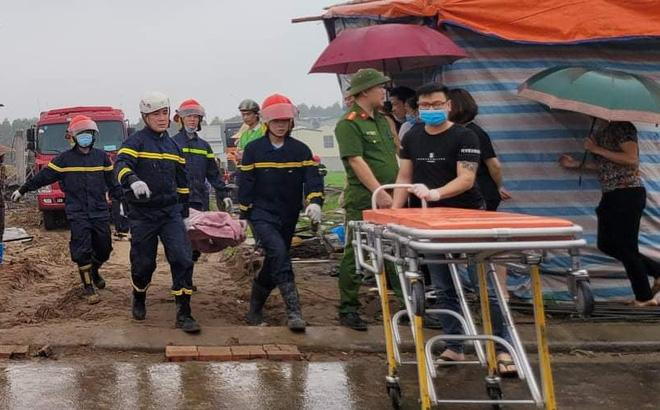 Công an đưa thi thể nạn nhân ra khỏi hiện trường