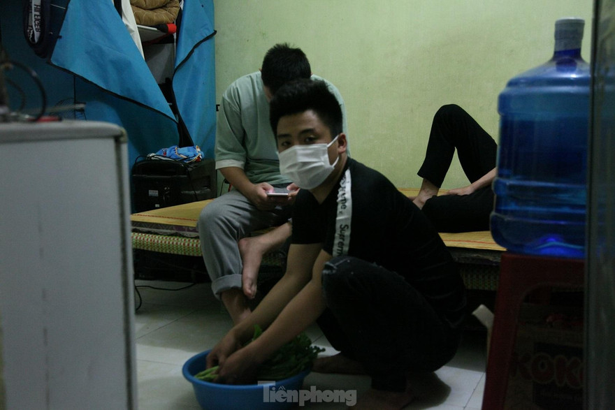 Công nhân ỏ trọ trong vùng phong tỏa ở huyện Việt Yên (Bắc Giang)