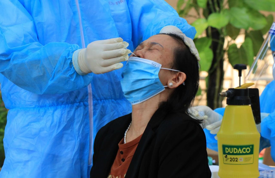 Cơ quan chức năng lấy mẫu xét nghiệm cho người dân huyện Quế Võ