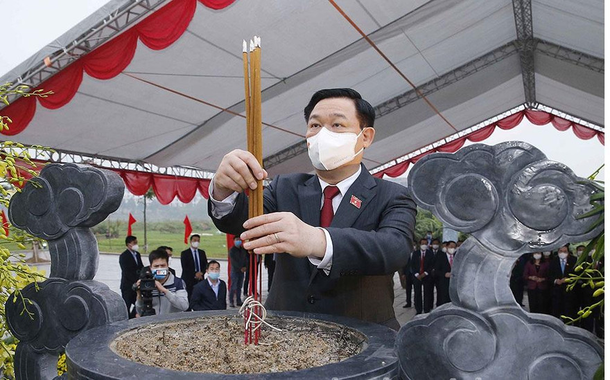 Chủ tịch Quốc hội Vương Đình Huệ dâng hương tại Khu lưu niệm đồng chí Lê Quang Đạo trong Công viên thị xã Từ Sơn