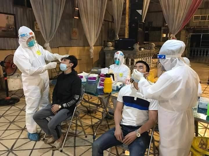 Cơ quan chức năng tỉnh Bắc Ninh lấy mẫu xét nghiệm cho người dân