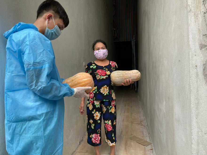 Thành viên tổ COVID cộng đồng thôn Núi Hiểu mang lương thực, thực phẩm cho người dân bị phong tỏa