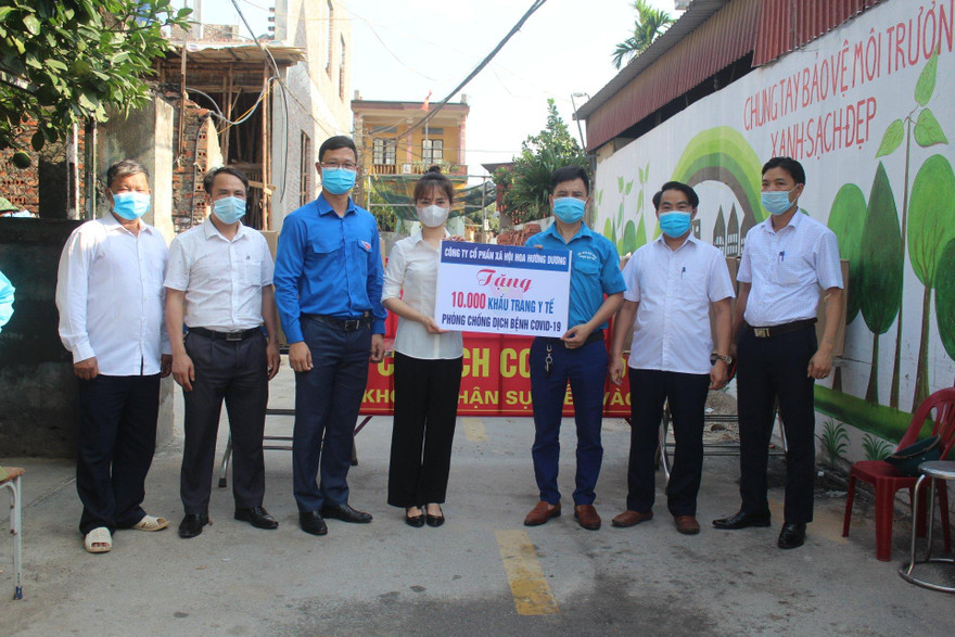 Tỉnh Đoàn Bắc Giang thăm hỏi và tặng khẩu trang cho các vùng có dịch