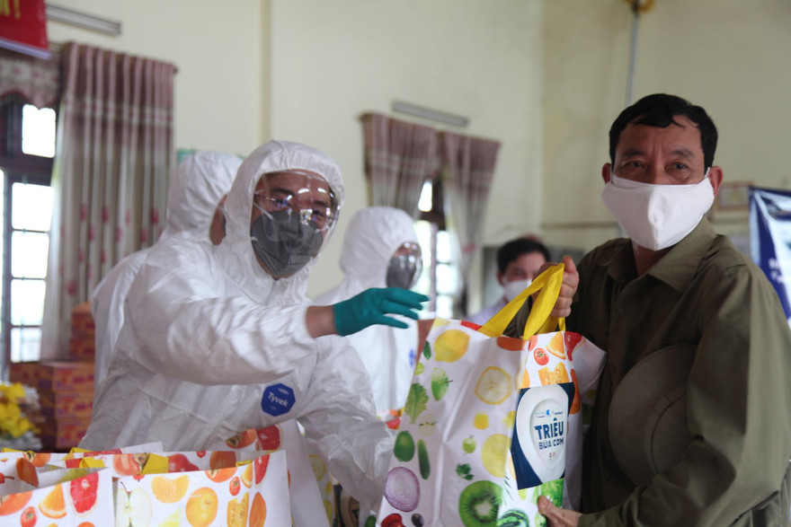 Anh Nguyễn Tường Lâm (bên trái) - Bí thư Trung ương Đoàn trao quà hỗ trợ công nhân 