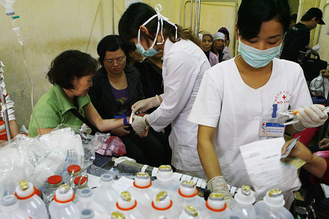 Các y bác sĩ đang điều trị cho các bệnh nhân chữa bệnh ở viện K. Ảnh: Hồng Vĩnh.