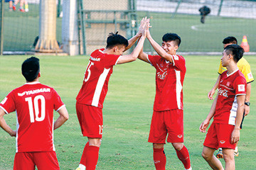 Thầy trò HLV Park Hang - seo vẫn rất thận trọng chuẩn bị cho AFF cup 2018 sau chiến thắng trước Seoul FC ở trận giao hữu thứ 2 trên đất Hàn Quốc. Ảnh: VSI 