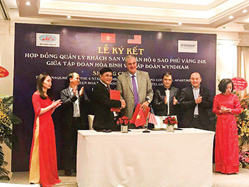 Ông Nguyễn Hữu Đường - Chủ tịch Tập đoàn Hoà Bình ký kết hợp đồng quản lý vận hành khách sạn Hà Nội Golden Lake và Hội An Golden Sea với ông David Wray - Phó chủ tịch Wyndham