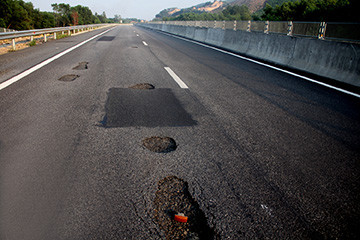 Cao tốc Đà Nẵng -Quảng Ngãi ổ gà vá tạm rất nhiều trên đường. Ảnh: Anh Tuấn.