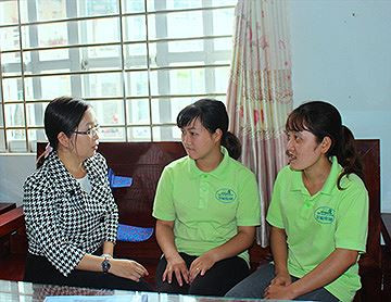 Cô Hà (bên trái) hướng dẫn 2 nhân viên của trung tâm. Ảnh: N.T