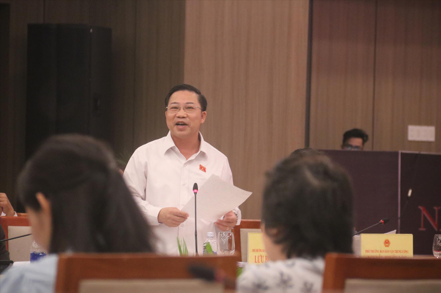 Đại biểu Lưu Bình Nhưỡng phát biểu ý kiến quan điểm của mình về dự thảo luật 