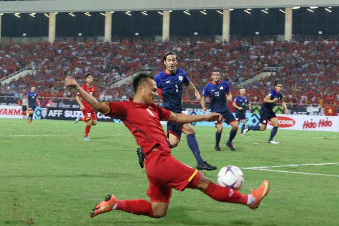 Cổ động viên Việt Nam ăn mừng chiến thắng trên khán đài sân vận động Mỹ Đình tối 6/12