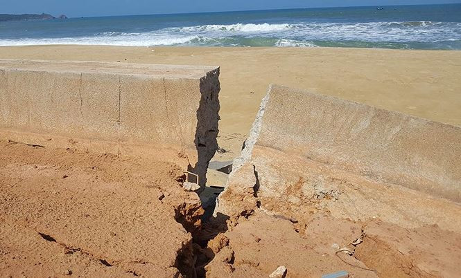 Tuyến kè bờ biển Tam Quan Bắc (huyện Hoài Nhơn, Bình Định) bị sập khi đưa vào sử dụng được vài tháng. Ảnh: Tr.Định