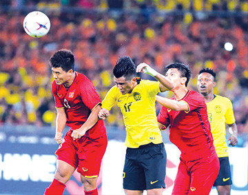Hàng thủ Việt Nam bị đánh giá yếu ở khả năng chống các tình huống cố định. Ảnh: VSI