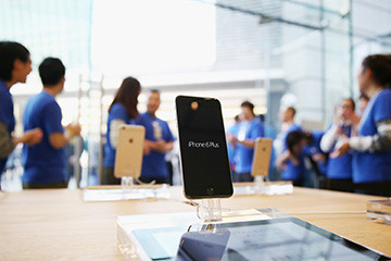 Điện thoại của hãng Apple là một trong những mặt hàng bị tẩy chay. Ảnh: Fortune