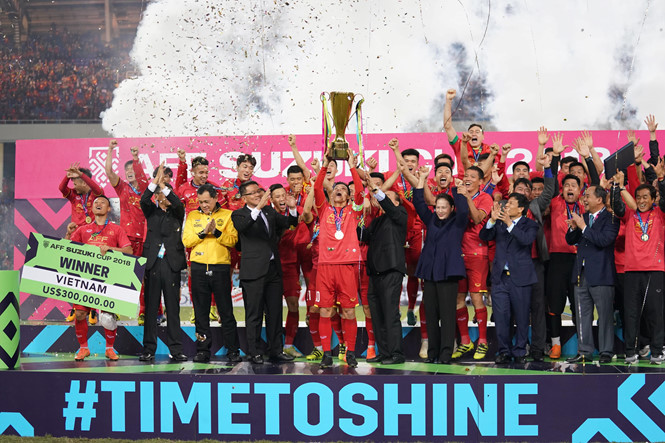 Thủ tướng Nguyễn Xuân Phúc, Chủ tịch Quốc hội Nguyễn Thị Kim Ngân trao cúp vô địch Giải bóng đá Đông Nam Á năm 2018 (AFF Suzuki Cup 2018) cho đội tuyển Việt Nam. Ảnh: Như Ý