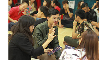 Các bạn người Điếc và người Nghe cùng làm việc nhóm thông qua ngôn ngữ ký hiệu. Ảnh: Nhã Khanh