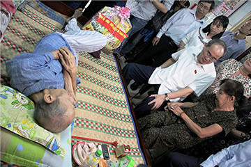 Bí thư Thành ủy TPHCM Nguyễn Thiện Nhân thăm gia đình cụ Trần Ngọc Minh