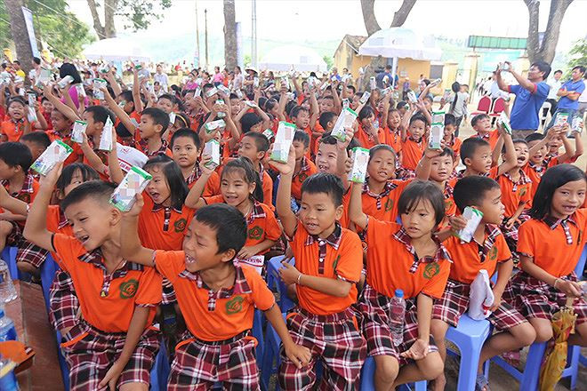 Học sinh uống Sữa học đường. Ảnh Minh họa.