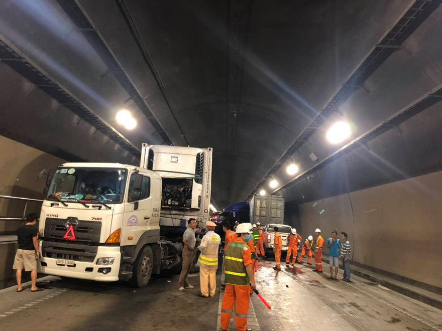 Vụ tai nạn giữa xe đầu kéo với xe tải trong hầm Hải Vân chiều 4/12 khiến cả hai xe hư hỏng nặng. Ảnh: H.N.