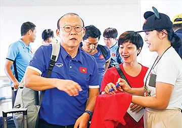 Chỉ mất 3,5 giờ bay, thày trò HLV Park Hang Seo vui vẻ và mạnh khỏe trở về trong vòng vây người hâm mộ, chuẩn bị cho trận lượt về ngày 6/12 tới. Ảnh: HỮU PHẠM