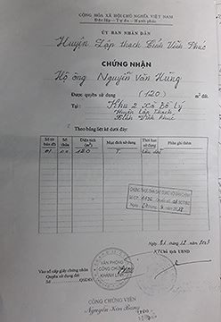 Bìa đỏ của anh Nguyễn Văn Hùng được cấp năm 2003 nhưng đến nay vẫn chưa nhận được đất