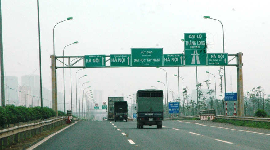 Biển báo trùng lặp, rối mắt trên đại lộ Thăng Long - Hà Nội. Ảnh: Sỹ Lực