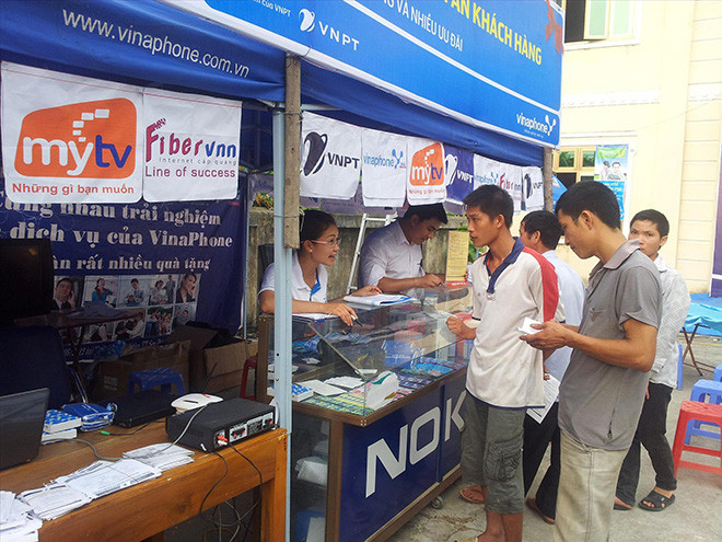 Việc đổi số di động khiến thị trường sim số đẹp sôi động lên chút ít nhưng làm đại đa số người dùng sim 11 số phải chuyển đổi chịu phiền toái, hao công, tốn của. Ảnh: Võ Hóa.