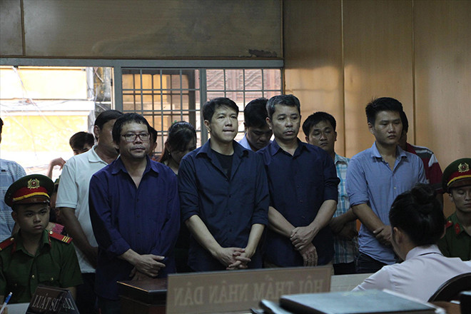 Các bị cáo nghe tòa tuyên án. Ảnh: Tân Châu 