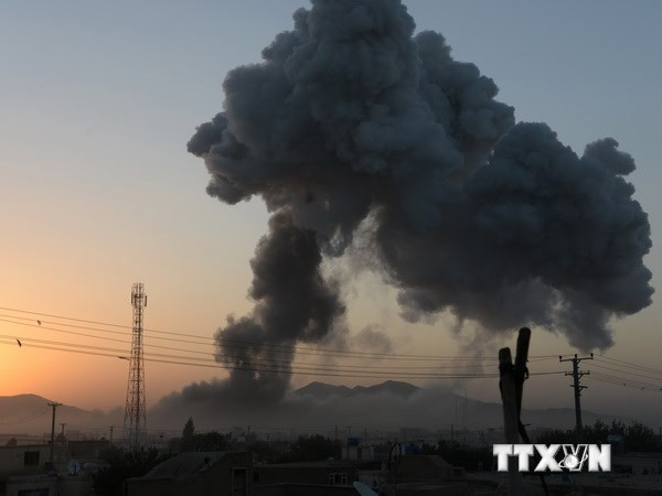 Khói bốc lên sau một vụ tấn công ở Ghazni. (Nguồn: AFP/TTXVN) 