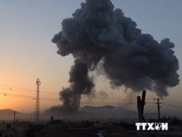 Khói bốc lên sau một vụ tấn công ở Ghazni. (Nguồn: AFP/TTXVN) 