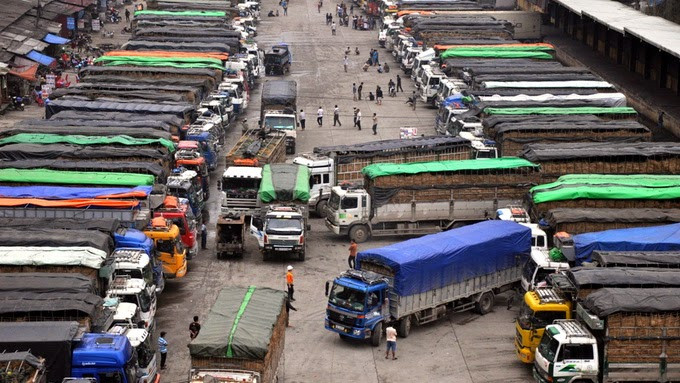 Bãi đỗ xe tại cửa khẩu Tân Thanh khi vào mùa dưa hấu. 